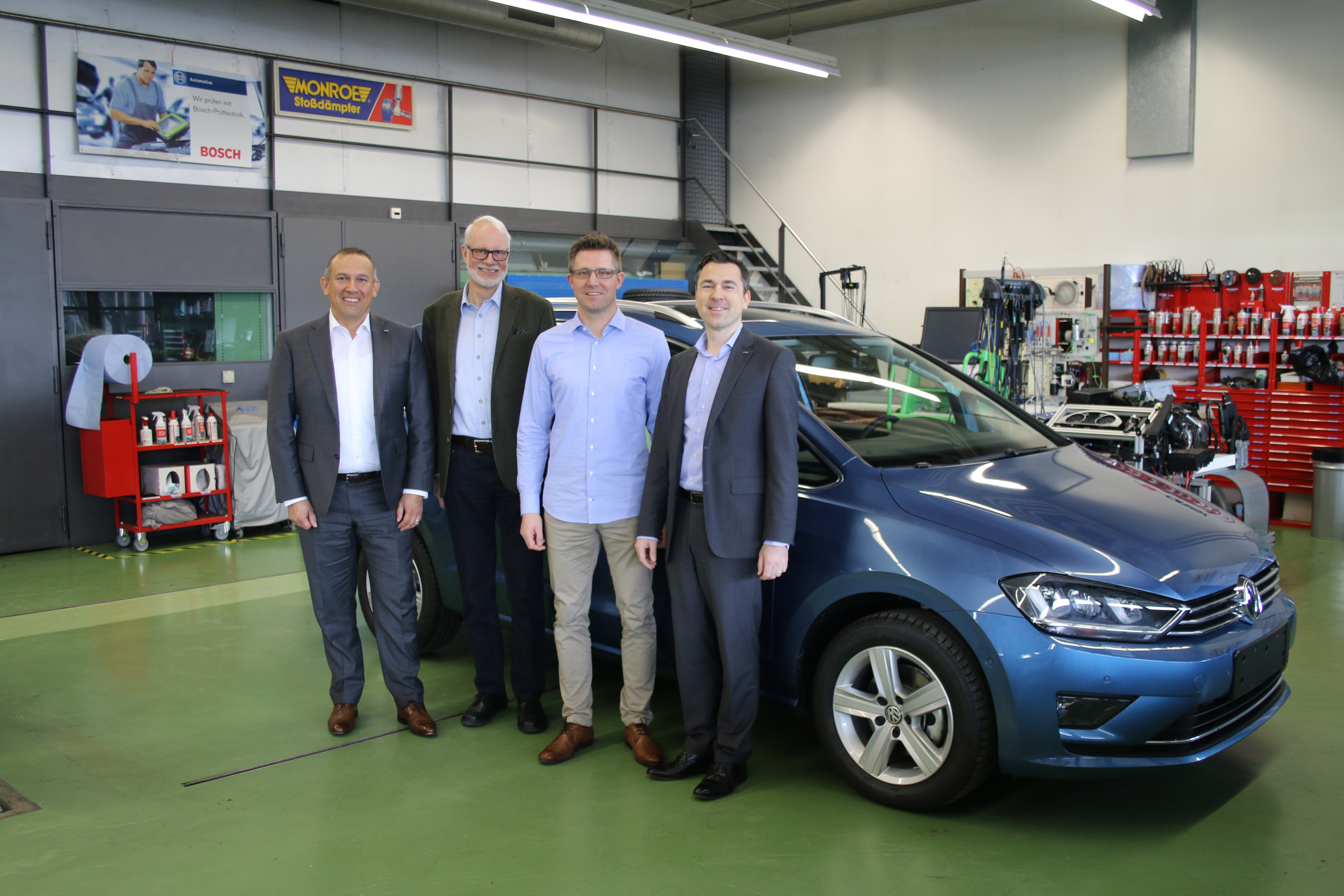 Die AMAG übergibt dem Berufsbildungszentrum Bau und Gewerbe des Kantons Luzern den VW Golf Sportsvan.