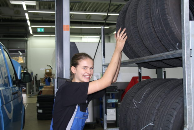 Timéa Tschannen an ihrem Arbeitsplatz (VW Nutzfahrzeuge Center Uster)