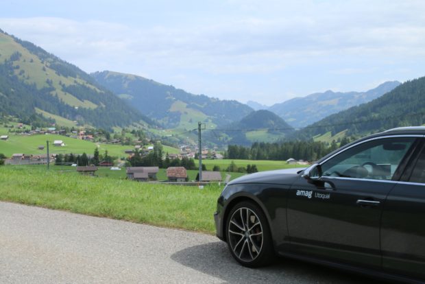 Audi S4 steht am Berg. Blick nach Saanen während der Anfahrt nach Gstaad. 