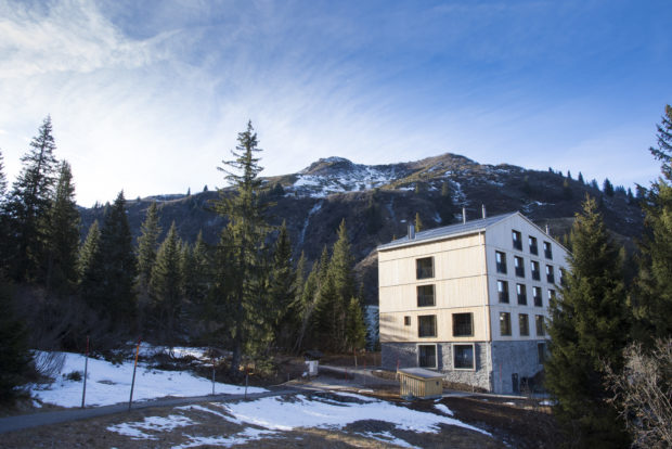 Das Berghotel Mettmen fügt sich in die alpine Landschaft ein