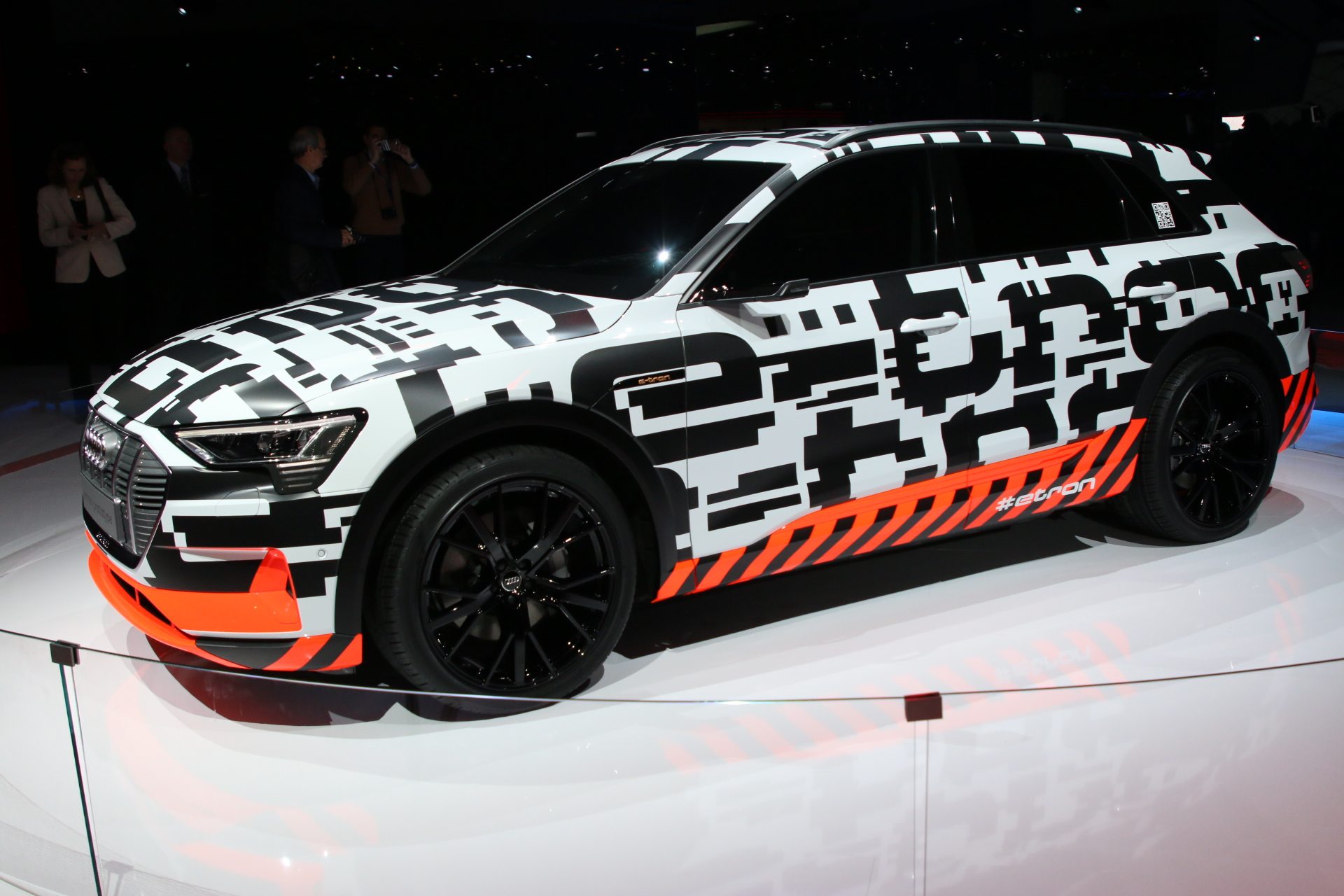 Noch als Erlkönig verkleidet: der Audi e-tron an der Geneva International Motorshow 2018