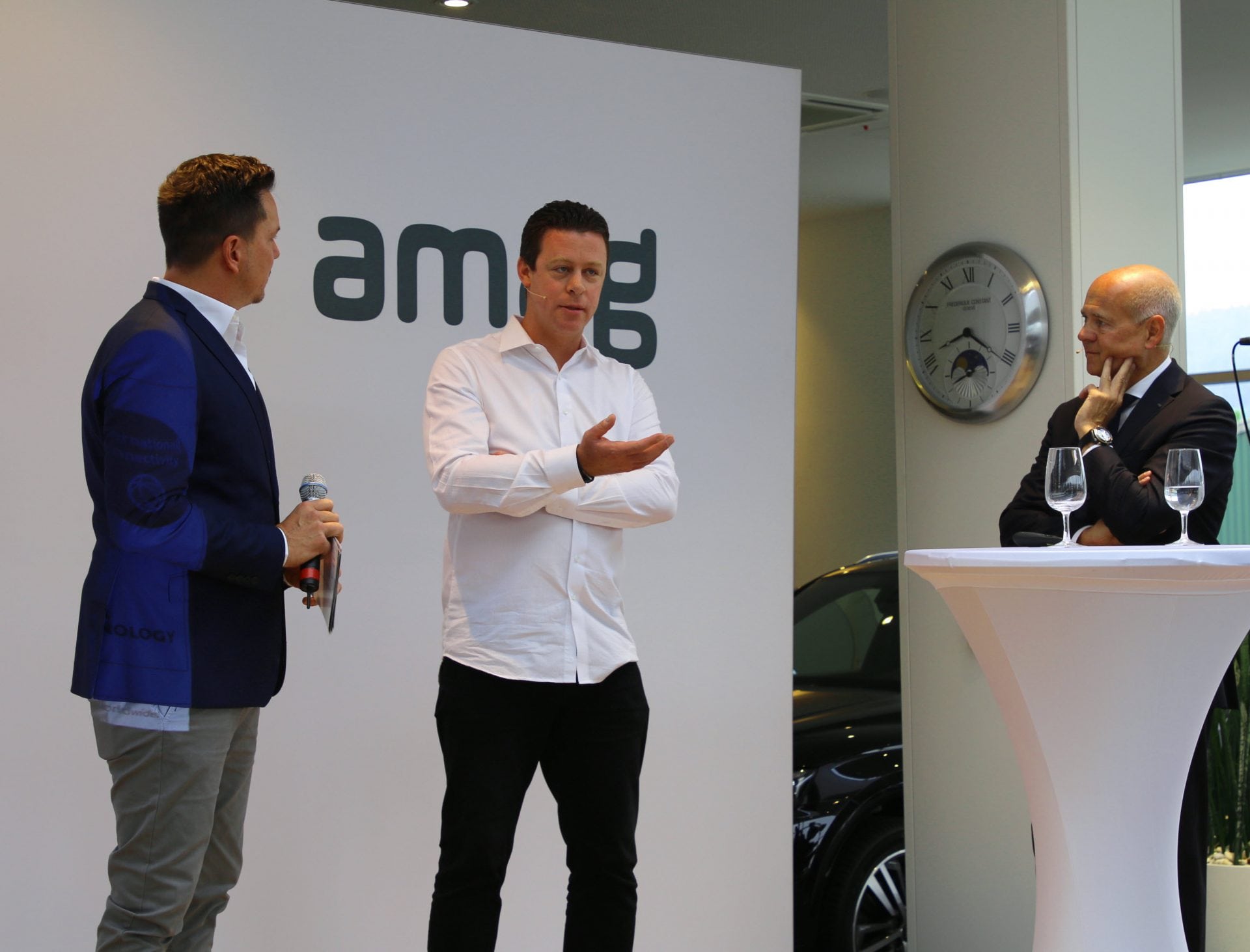 AMAG CEO Morten Hannesbo (rechts) und Nicolas Bürer (Mitte) diskutieren über die Digitalisierung in der Schweiz.