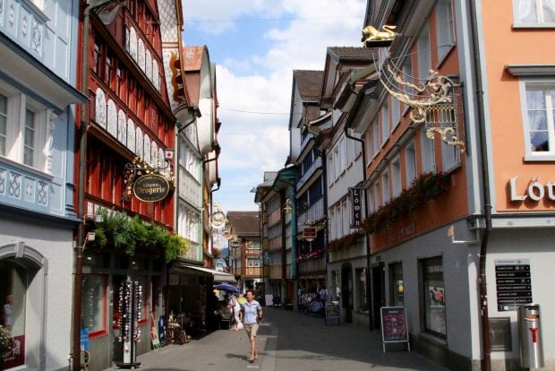 La vieille ville d’Appenzell se distingue par les façades colorées des maisons.