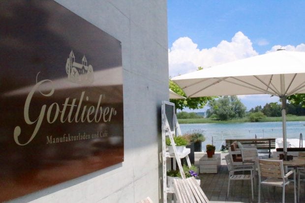 Un café au bord du lac qui invite à la détente et à la dégustation de Gottlieber Hüppen 