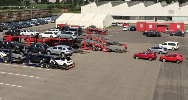 Des véhicules ŠKODA sont déchargés du camion au centre logistique des véhicules