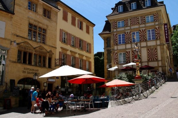 La città vecchia di Neuchâtel affascina con i suoi edifici storici.