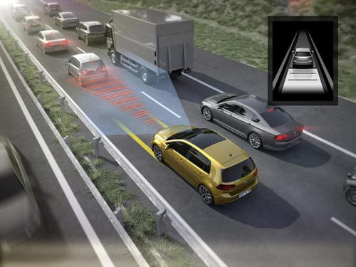 A seconda del modello, i sensori anteriori rilevano i veicoli che precedono l'auto fino a una distanza di 250 metri.