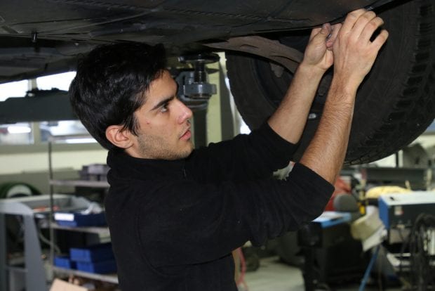 Le travail d'un ingénieur mécatronicien automobile comprend également l'inspection du châssis.