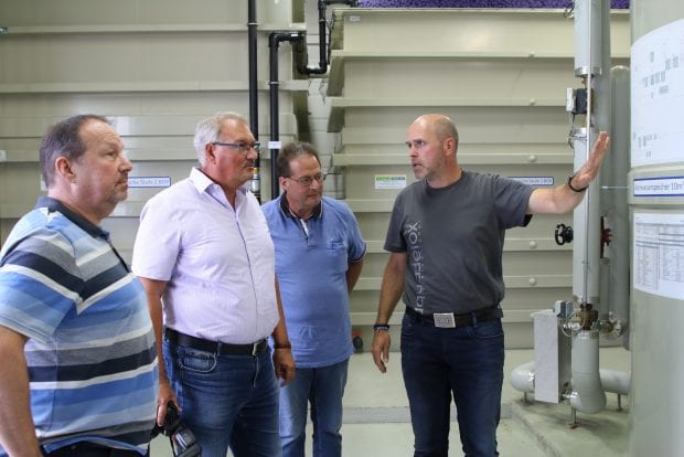 Alexander Hegi, Bruno Mancini, Martin Lüthi e Jürgen Schaible (da sinistra a destra) esaminano l'impianto di riciclaggio delle acque reflue sul posto.