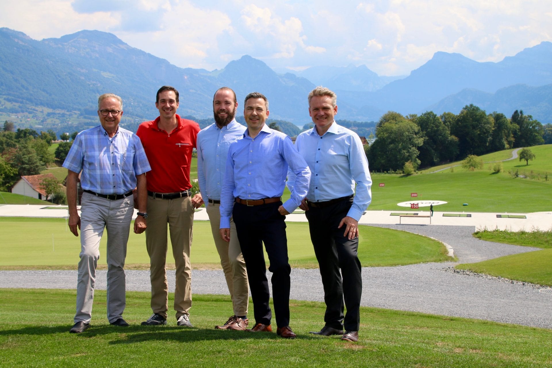 Lors de la signature du contrat au golf de Meggen (de gauche à droite): Josef et Beat Schuler, propriétaires et gérants de Golf Meggen AG, Martin Helg, responsable PR & Communication Europcar Suisse, Michael Grossniklaus, chef de l’entreprise AMAG Ebikon/Buchrain, et Roland Huwiler, directeur d’AMAG Audi Center Lucerne.