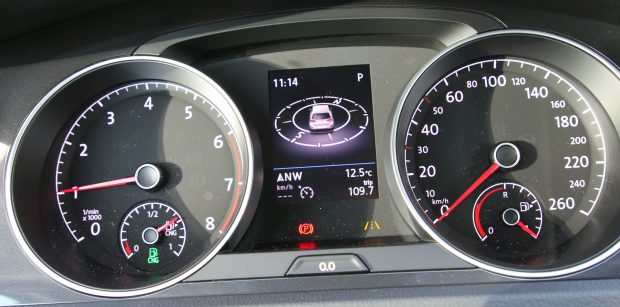 Sul lato sinistro si trova l'indicatore del carburante per CNG e sul lato destro l'indicatore del carburante.