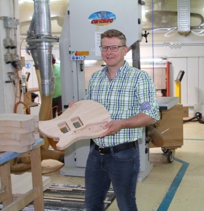 Pour Thomas von Rickenbach, directeur de vonrickenbach.swiss ag et son équipe, fabriquer des caisses de guitare ne pose également aucun problème.