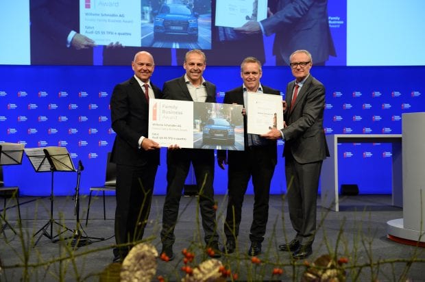Urs und Beat Wullschleger, Geschäftsführer der Wilhelm Schmidlin AG (2.v.l. und 3.v.l.), mit Morten Hannesbo, CEO AMAG Group AG (links), und Martin Haefner, Verwaltungsratspräsident AMAG Group AG (rechts).
