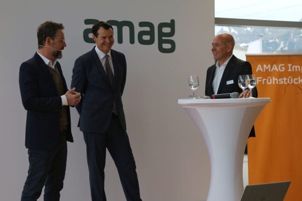 Morten Hannesbo, CEO AMAG Group AG (a destra), e Guy Lachappelle, presidente del Consiglio di amministrazione di Raiffeisen Svizzera (al centro), in un colloquio con il moderatore Nik Hartmann (a sinistra).