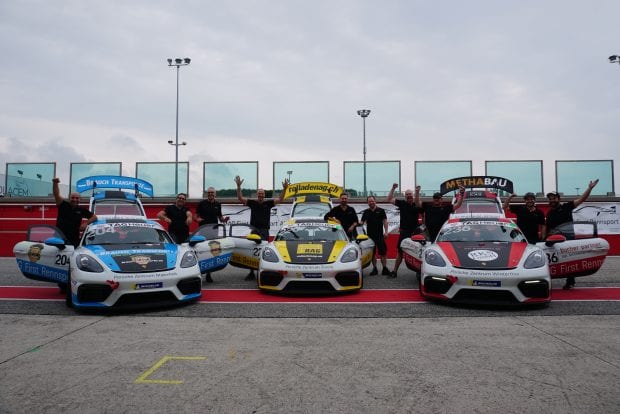 Il team di corsa AMAG First festeggia la rinnovata vittoria nella classifica a squadre della Porsche Sports Cup Suisse 2019.