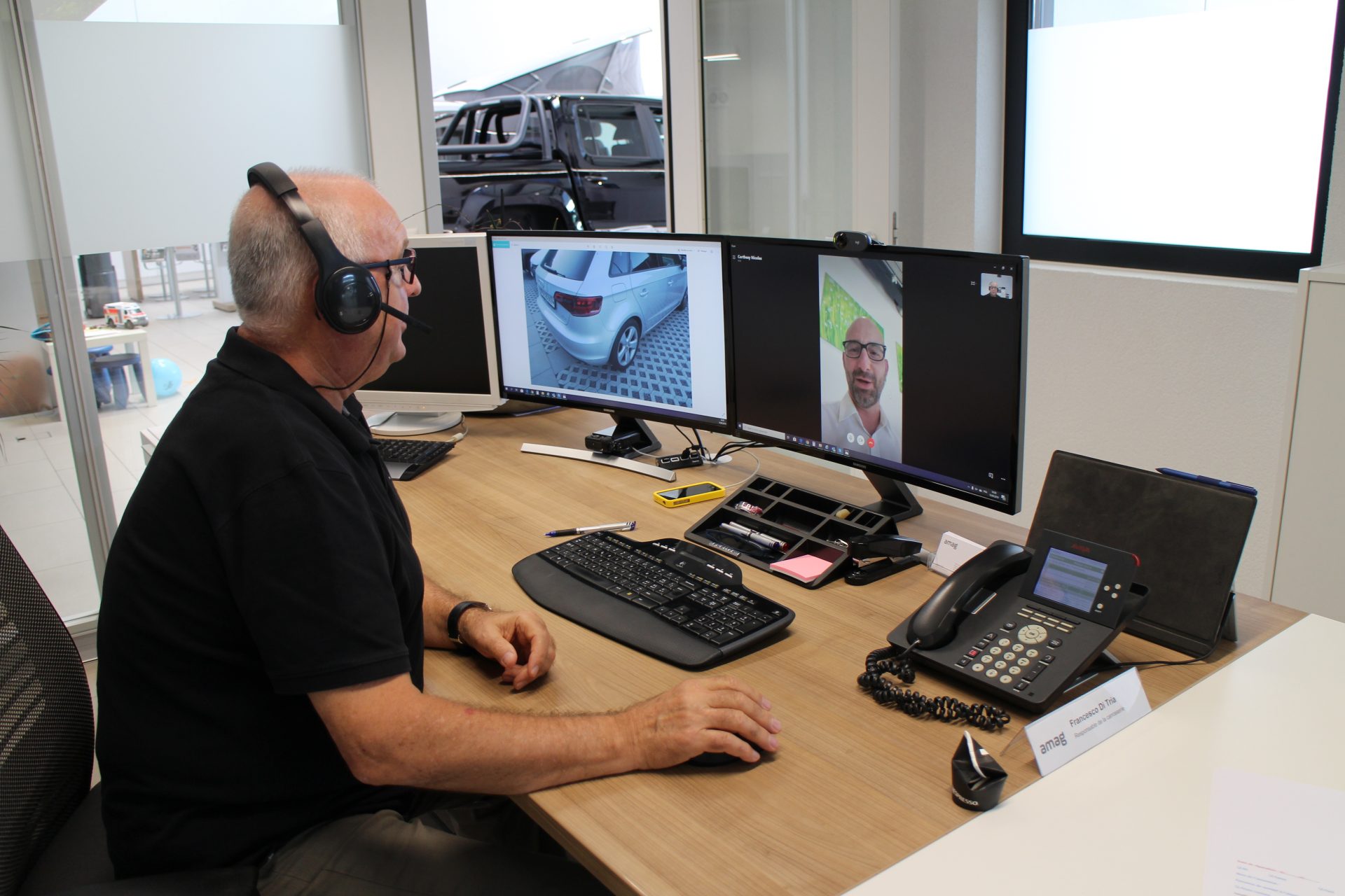 Francesco di Tria telefoniert über Skype aus seinem Büro in Villeneuve mit Nicolas, der vor Ort im Betrieb den Kunden betreut.