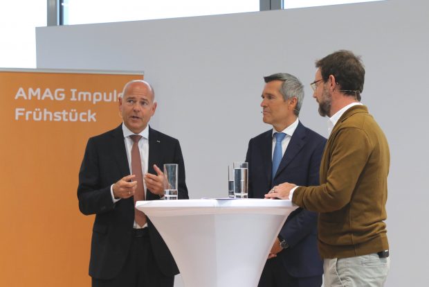Morten Hannesbo, Lukas Gähwiler et Nik Hartmann pendant la conversation