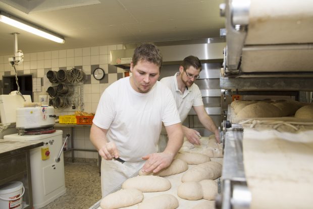 Christoph Wiler et Pascal Naef font le pain dans leur fournil