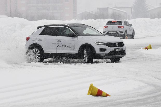 Conduire sur la neige avec VW, entraînement de conduite en février 2018 à Ambri avec le VW T-Roc