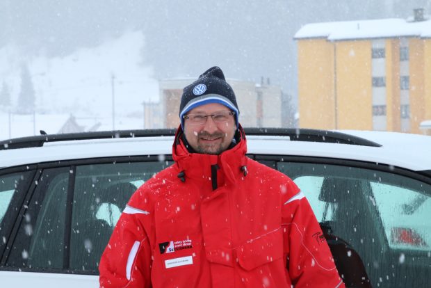 M. Allemann, instructeur pendant l'entraînement à la conduite d'hiver «Conduire sur la neige avec VW»