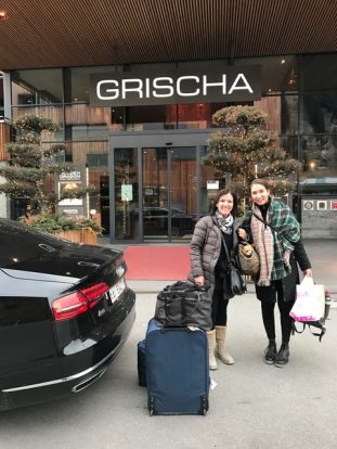La signora Elena Schwarz-Foletti, vincitrice del concorso estivo, con la sua accompagnatrice davanti all'Hotel Grischa a Davos